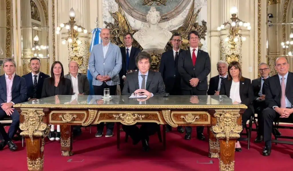 Gobierno de Milei en Argentina logra superávit financiero por primera vez en 12 años Javier Milei reforma laboral