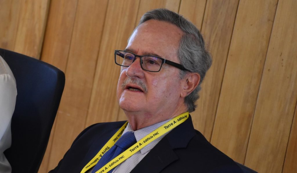 Eduardo Visbal, vicepresidente de comercio exterior de Fenalco, en rueda de prensa