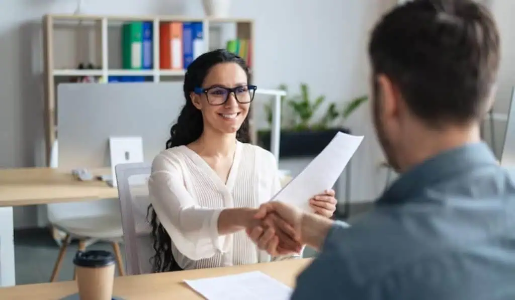 Nueva convocatoria laboral en Bogotá para jóvenes con y sin experiencia: Son 713 plazas AON