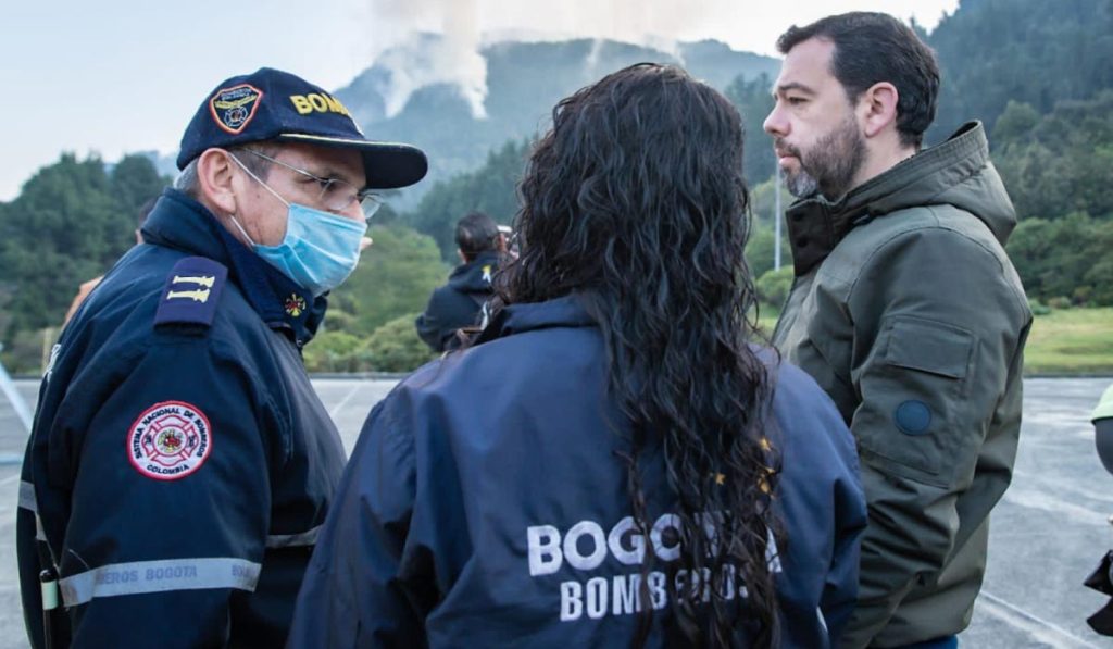 Así se controla el incendio en el cerro El Cable este viernes.