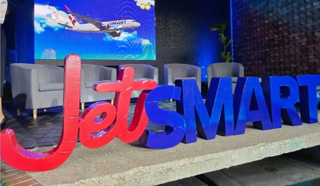 Millas de American Airlines se podrán redimir en JetSmart desde el segundo semestre Logo de JetSmart