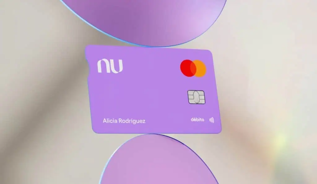 Nu confirma que rendimientos en cuentas de ahorro bajarán en Colombia Tarjeta débito de Nu Colombia
