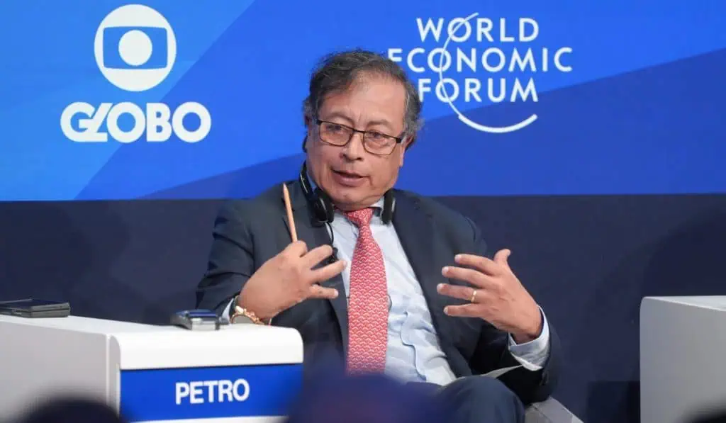 Petro respalda que Colombia no pague riesgo país para financiar crisis climática Gustavo Petro habla en un evento del Foro Económico Mundial en Davos, Suiza, de 2024