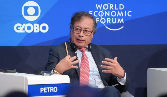 Gustavo Petro habla en un evento del Foro Económico Mundial en Davos, Suiza, de 2024