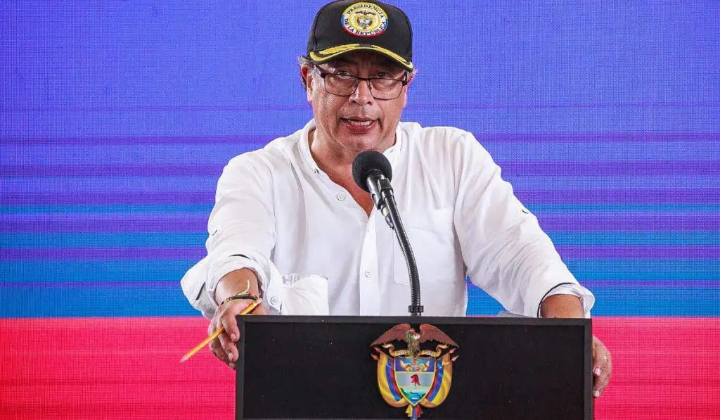 Gobierno Petro ahora sí plantea pedirle al FMI cambiar plazo para pagar deuda de Colombia Presidente Gustavo Petro sobre plazo de deuda de Colombia con el FMI