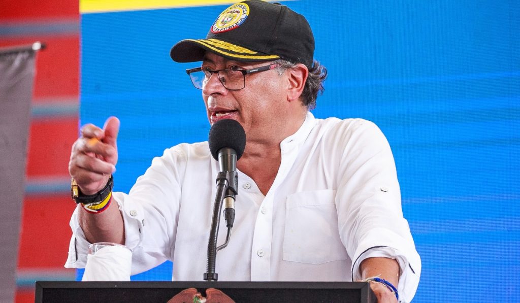 Presidente Gustavo y el sistema de salud en Colombia.