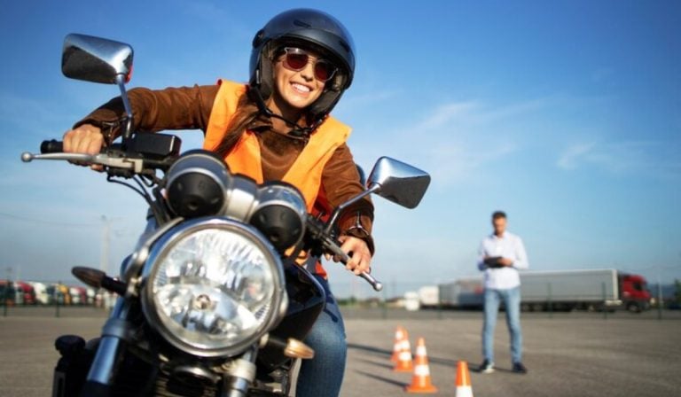 licencia de conducción de moto en Colombia