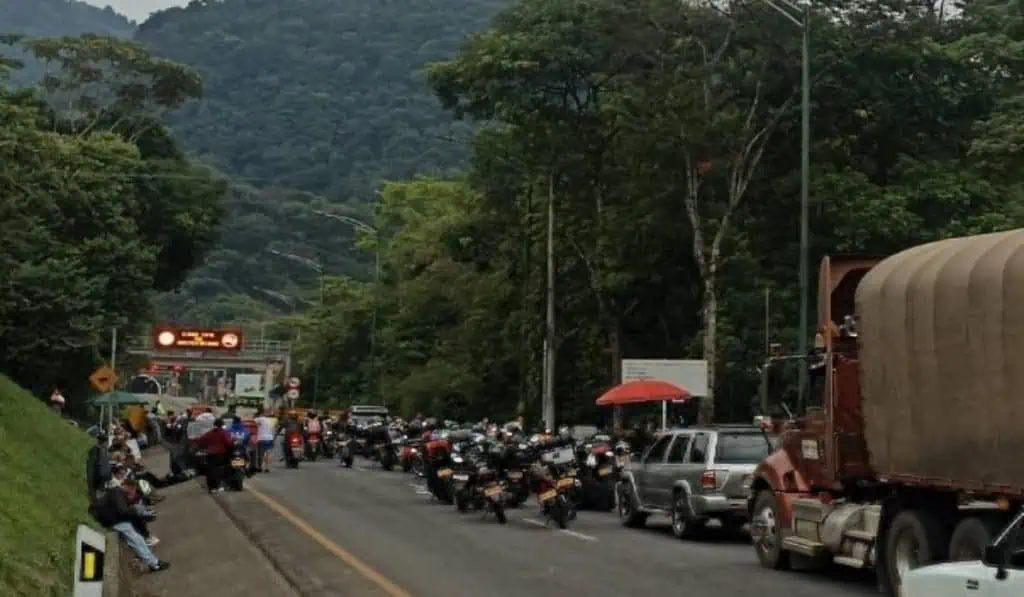 Cerrado el paso en la vía que conecta a Bogotá con Villavicencio por protestas Bloqueo en vía Bogotá - Villavicencio.