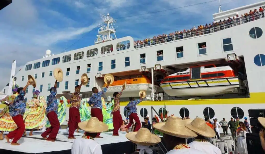 El buen momento de los cruceros en Colombia; en temporada 2023-2024 llegarían 214 Crucero MS Hamburg