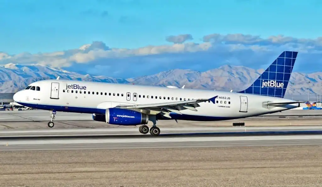 JetBlue aumentó pérdidas en cuarto trimestre de 2023, pero menos de lo esperado JetBlue