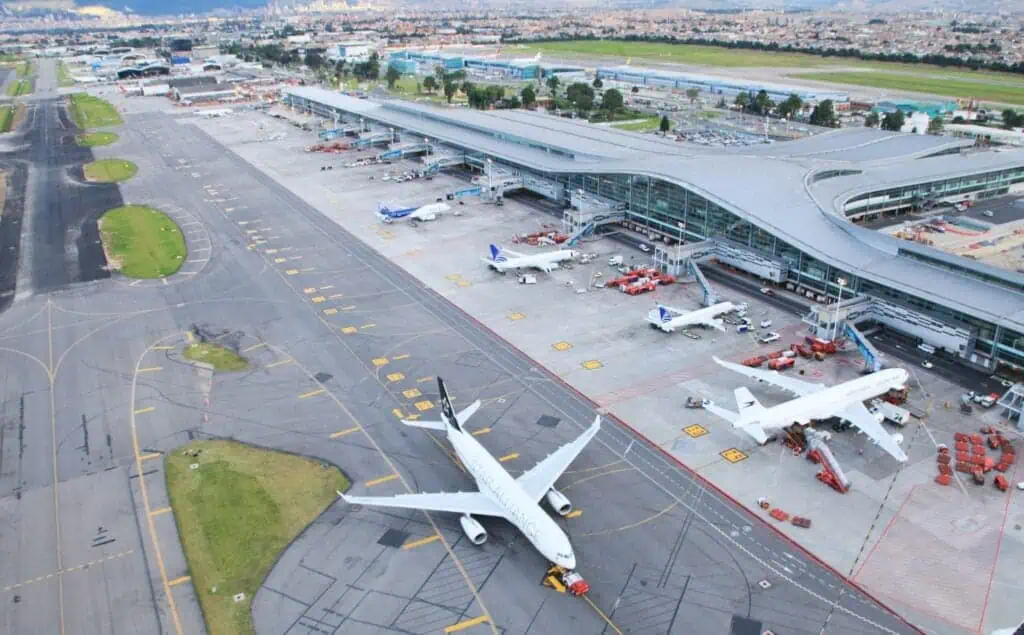 IATA dice que usuarios pueden retomar sus planes de viaje en Colombia tras crisis de combustibles Combustible para aviones en Colombia