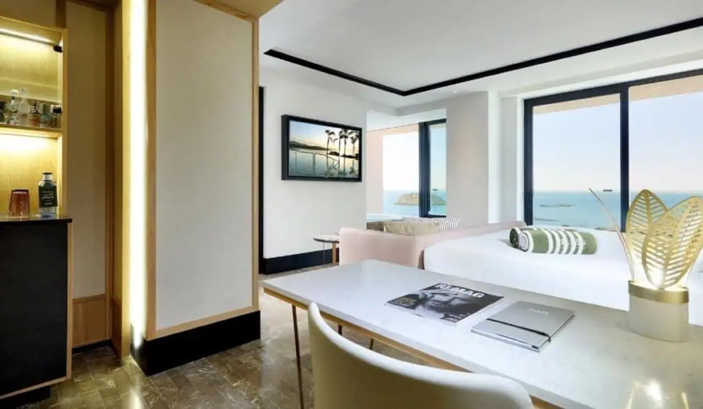 ¿Pagaría más de $11 millones para hospedarse en el Bless Hotel? Es considerado el mejor de Ibiza Bless Hotel Ibiza, el único con cinco estrellas.