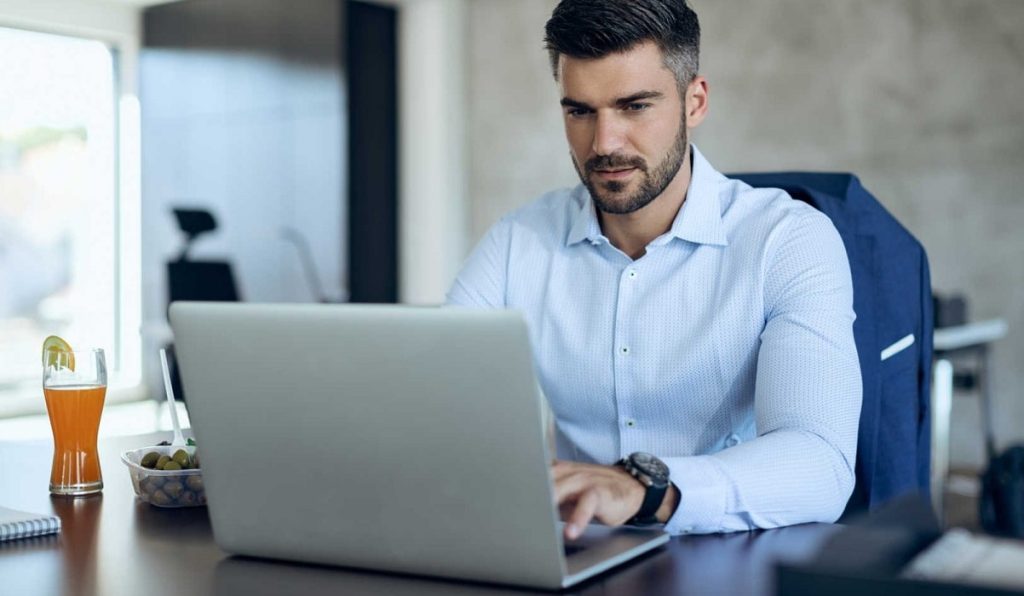 Interpretar y analizar grandes volúmenes de datos se ha convertido en una habilidad clave para los empresarios. Foto: Edtech Henry 