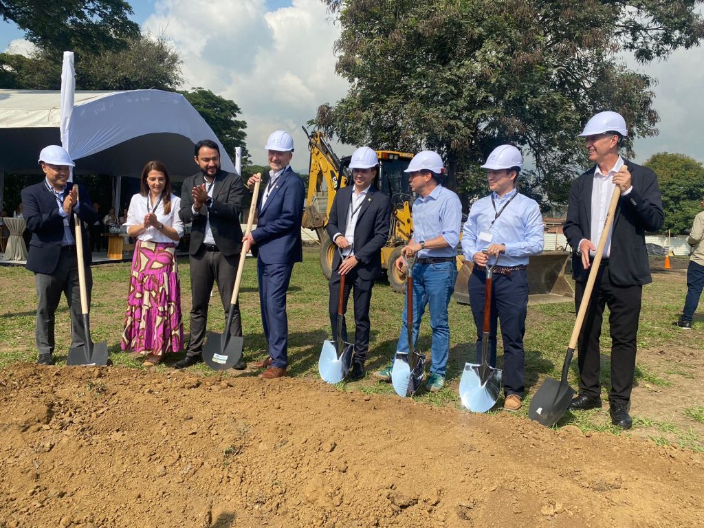 Equipo de Endress+Hauser y Gobierno del Valle en la ceremonia de la primera piedra.