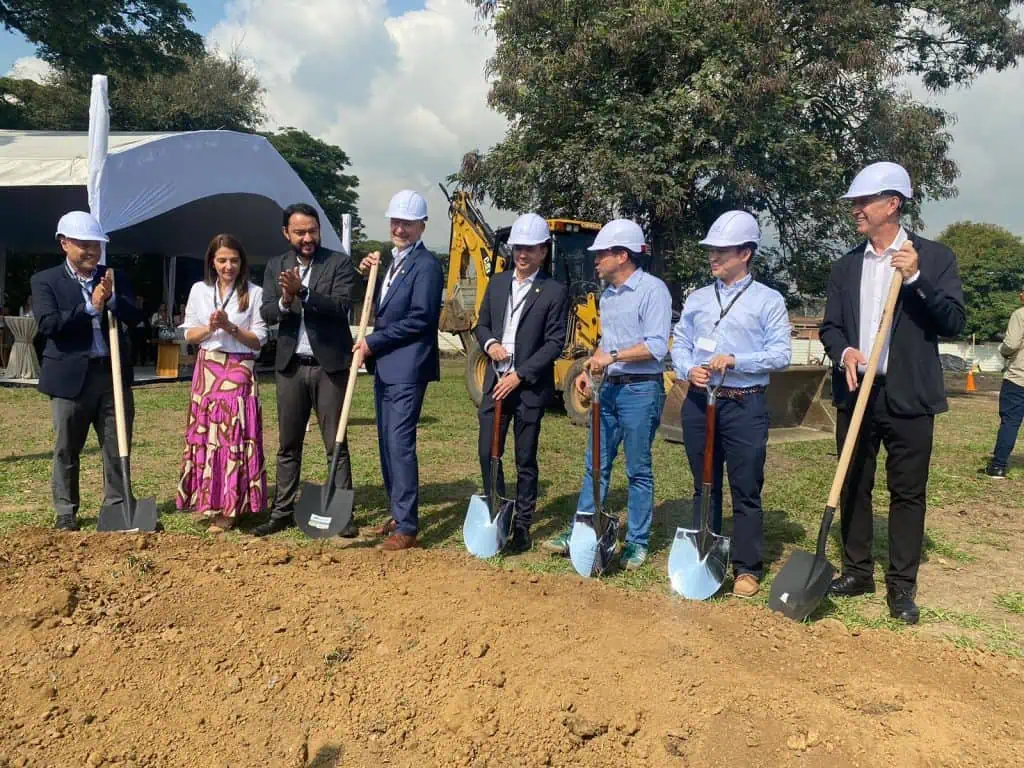 Con una inversión de más de US$7 millones Endress+Hauser llega al Valle del Cauca, Colombia Equipo de Endress+Hauser y Gobierno del Valle en la ceremonia de la primera piedra.
