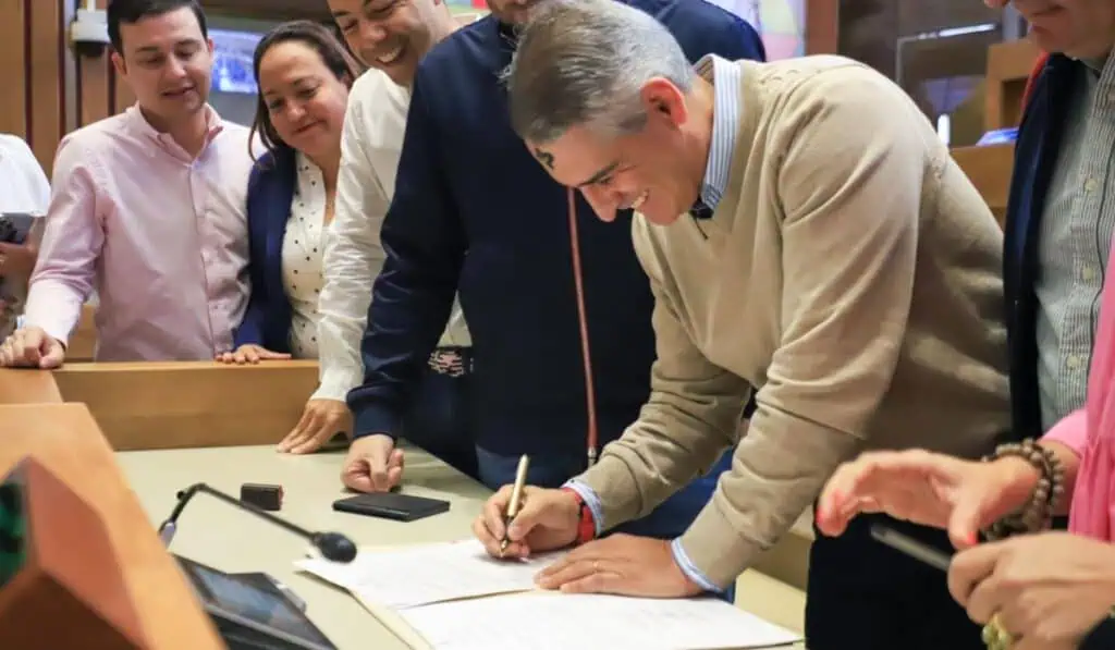 Gobernador de Antioquia alista decreto para darle piso jurídico a la “vaca” Gobernador de Antioquia.
