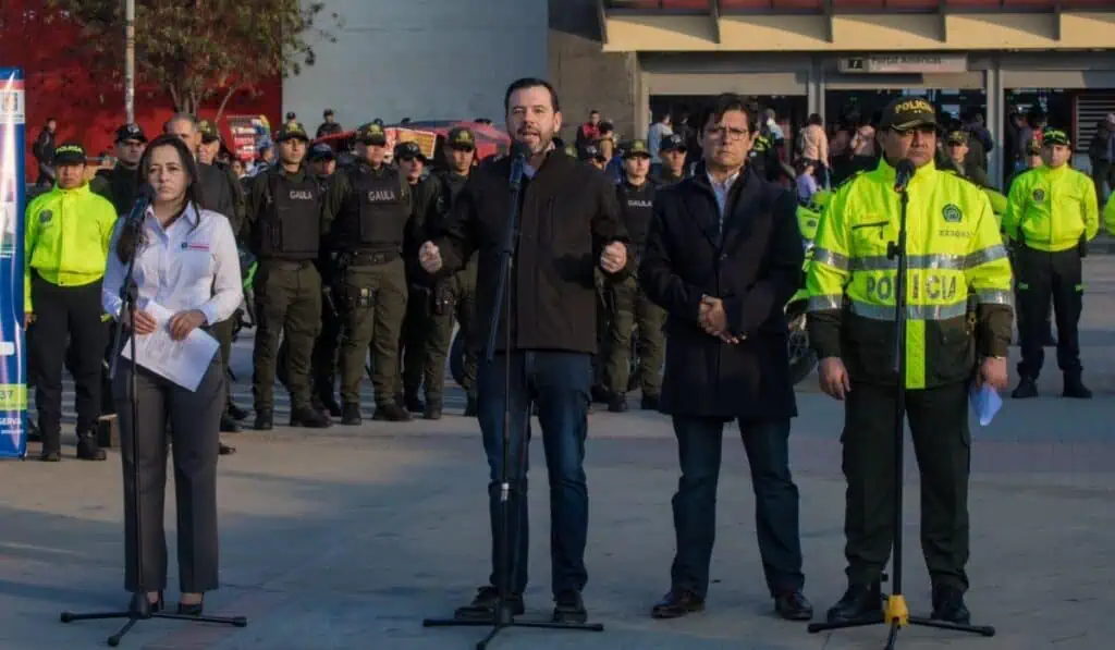 Galán anuncia plan de seguridad para Bogotá: más policías y agentes encubiertos Estrategia de seguridad del alcalde Galán