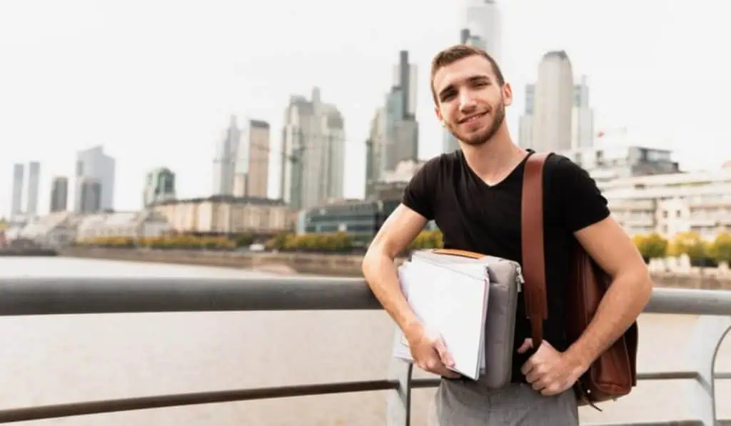 ¿Qué deben tener en cuenta los jóvenes en Colombia para estudiar en el extranjero? estudiar en el extranjero