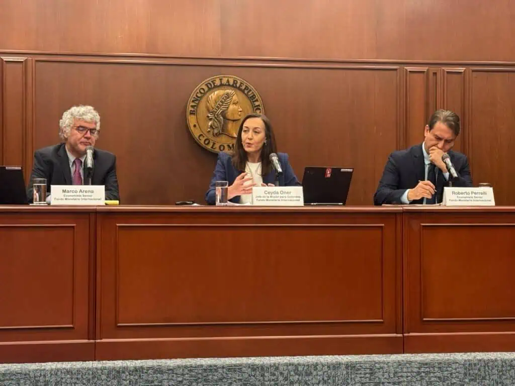 FMI ve menor PIB en Colombia, pide cautela en tasas y ve riesgo fiscal Ceyda Oner, Roberto Perrelli, Marco Arena, miembros del FMI