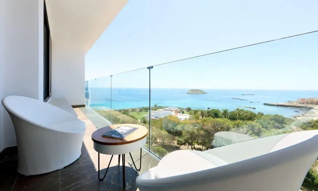¿Pagaría más de $11 millones para hospedarse en el Bless Hotel? Es considerado el mejor de Ibiza Vistas desde habitaciones del Bless Hotel en Ibiza.