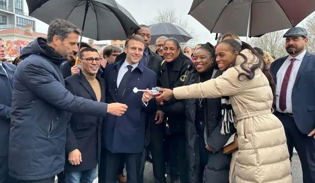 Se inauguró la Villa Olímpica para los Juegos de París 2024: Conozca el espacio para 14.500 atletas Emmanuel Macron, presidente de Francia, inaugurando la Villa Olímpica