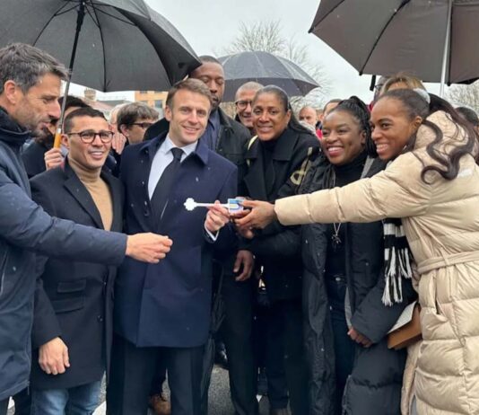 Emmanuel Macron, presidente de Francia, inaugurando la Villa Olímpica