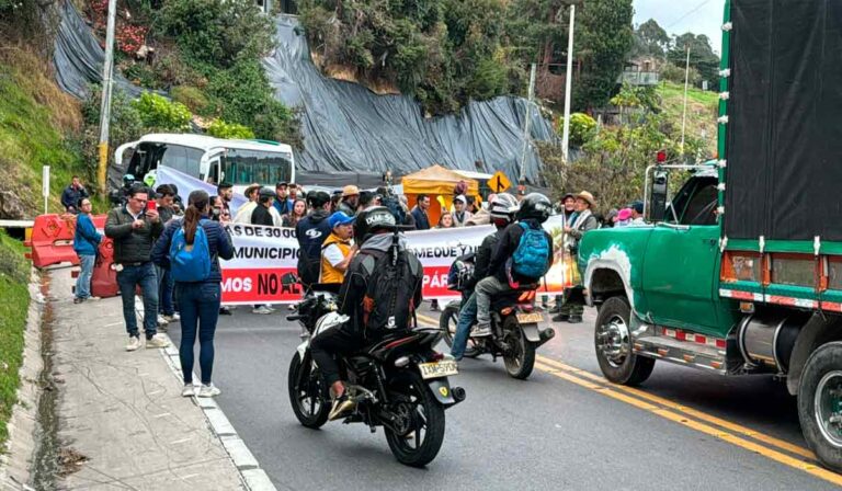 Así estuvo la protesta en La Calera este viernes afectando la movilidad en Bogotá.