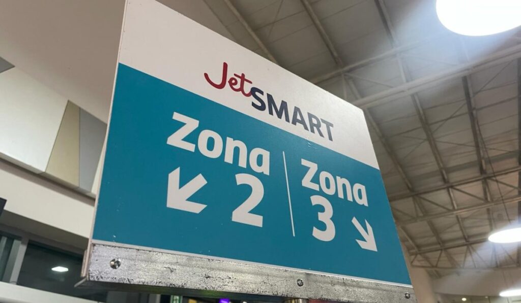 Aviso de JetSmart en aeropuerto de Cartagena