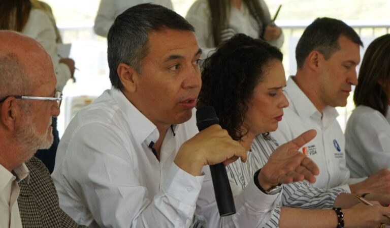 William Camargo, ministro de Transporte, en una reunión en Caldas