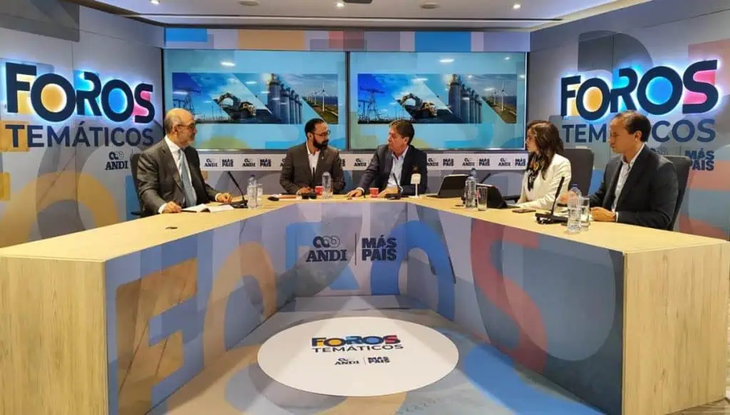 Ministro de Minas anuncia más recursos para salvar electrificadoras en Colombia Ministro de Minas anuncia más recursos para salvar electrificadoras en Colombia