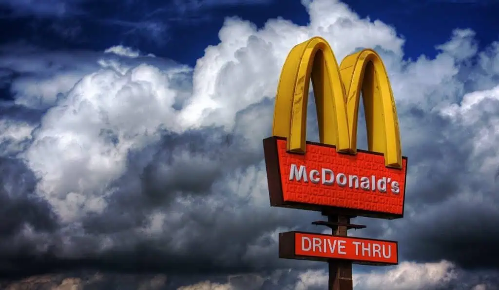 McDonald’s elevó sus ingresos en 2023, pero sintió impacto de conflicto en Medio Oriente McDonald's