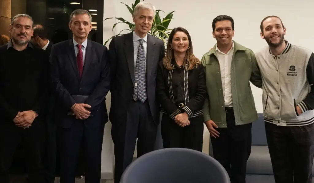 En 2024, adultos mayores con más oportunidades para su inclusión laboral y de emprendimiento Miguel Largacha, presidente de Porvenir junto a algunos miembros de la Universidad del Rosario en el anuncio de 'Rosario Senior University'