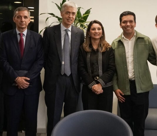 Miguel Largacha, presidente de Porvenir junto a algunos miembros de la Universidad del Rosario en el anuncio de 'Rosario Senior University'