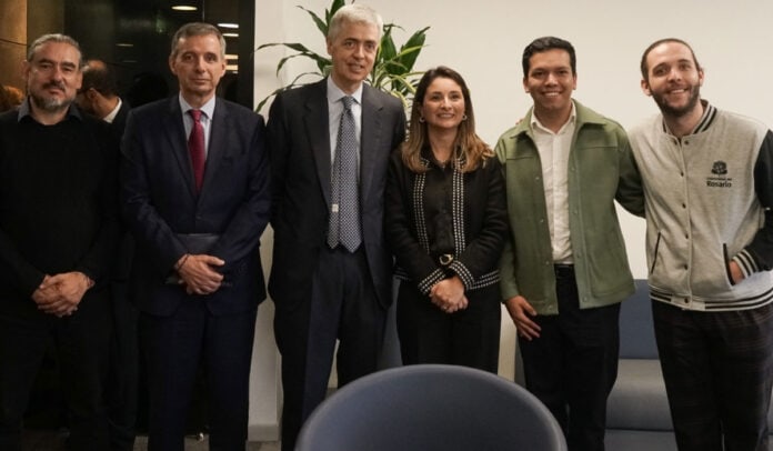 Miguel Largacha, presidente de Porvenir junto a algunos miembros de la Universidad del Rosario en el anuncio de 'Rosario Senior University'