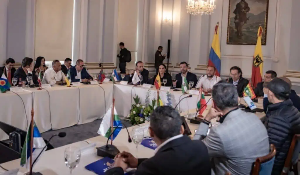 16 alcaldes respaldan a Galán y rechazan propuesta de Petro para cambiar metro de Bogotá 16 alcaldes respaldan a Galán, rechazan cambiar metro de Bogotá