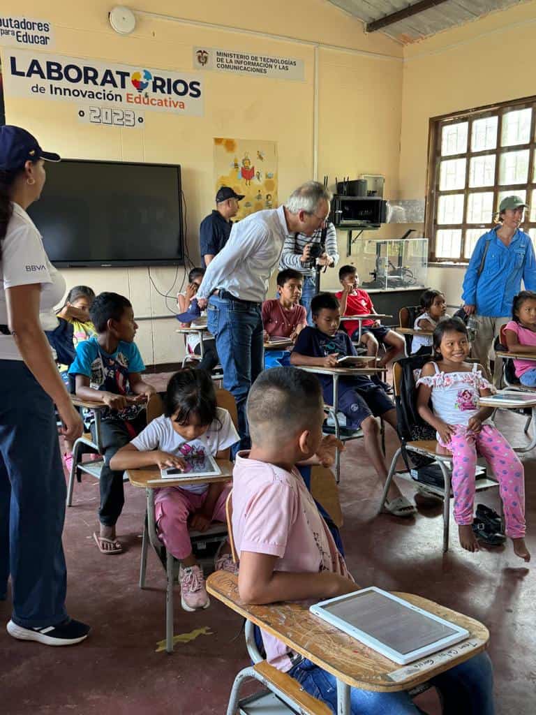 BBVA llega continua llevando educación.