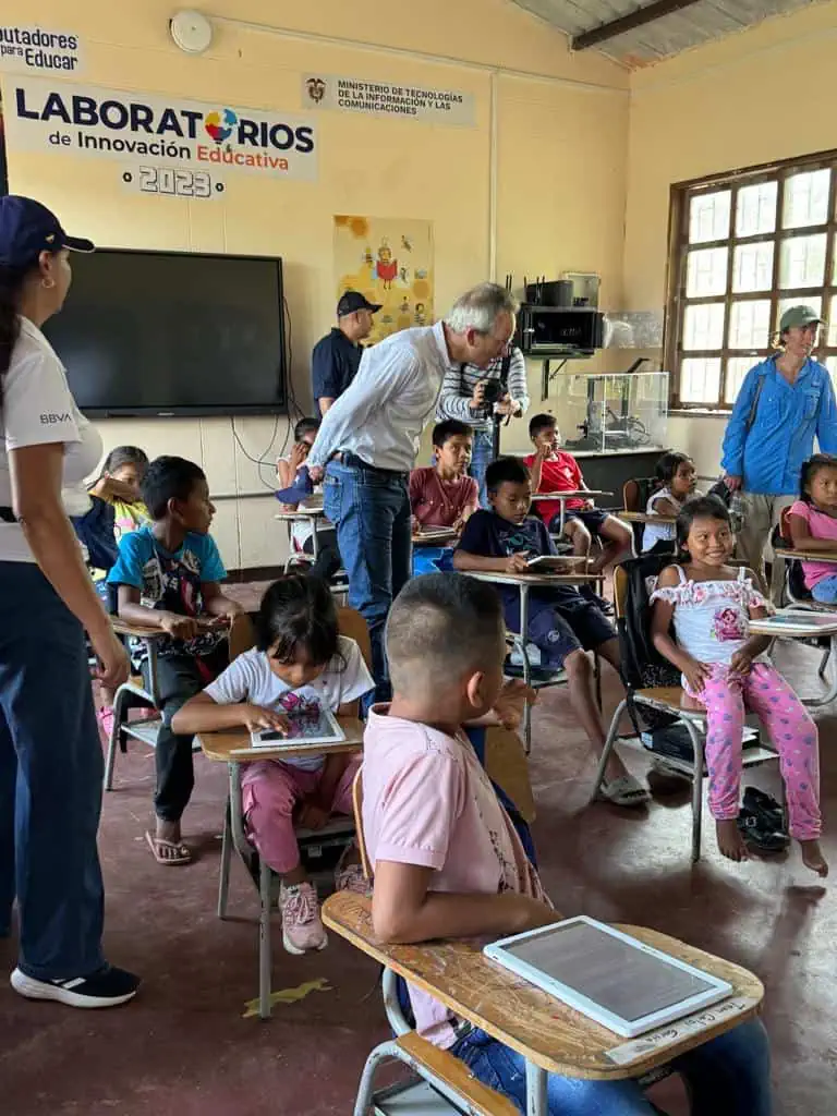 BBVA amplía su programa social de apoyo a la educación en Colombia BBVA llega continua llevando educación.