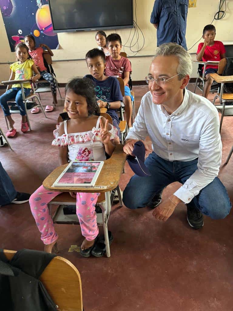 BBVA llega continua llevando educación.