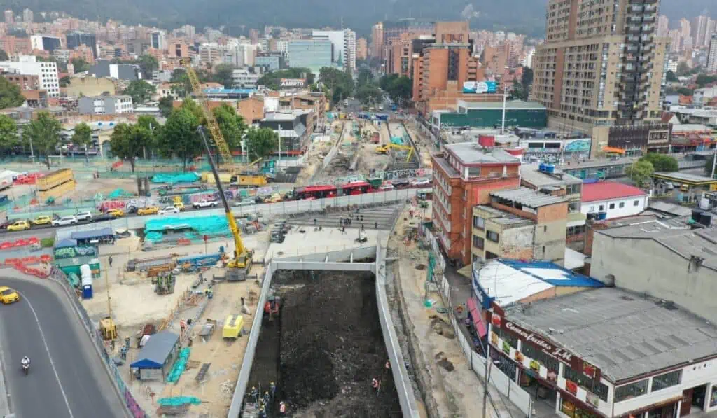Empiezan los cierres de estaciones en la Avenida Caracas por construcción de metro de Bogotá Construcción del intercambiador vial de la calle 72 con Av. Caracas