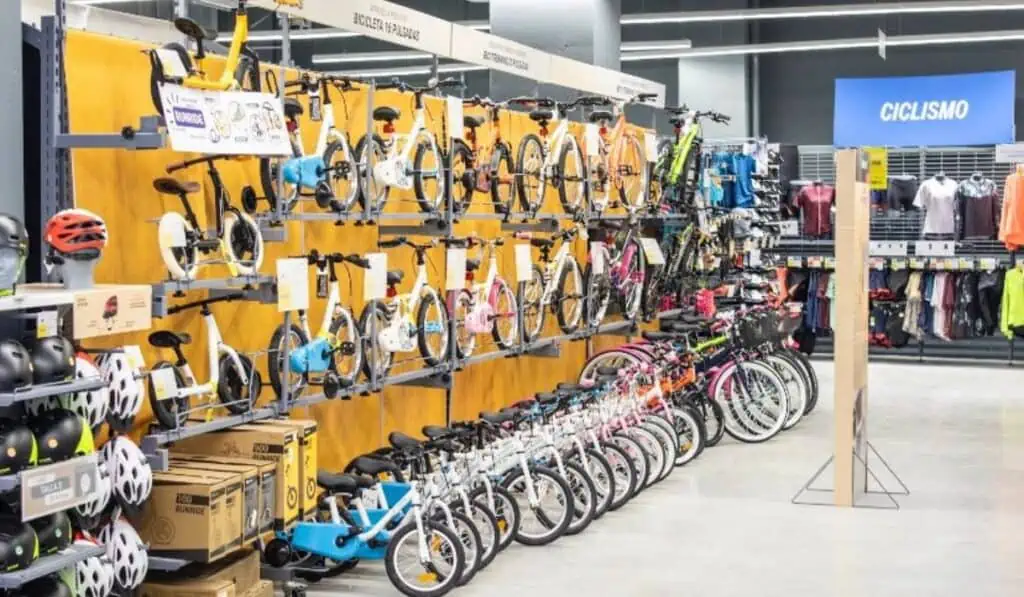 Decathlon acelera su expansión en Colombia: busca llegar a 35 tiendas y quedarse con el 10 % del mercado deportivo Nueva sede Decathlon Cali