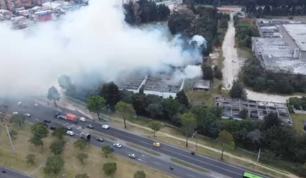 Incendio en la Av. Boyacá este lunes.