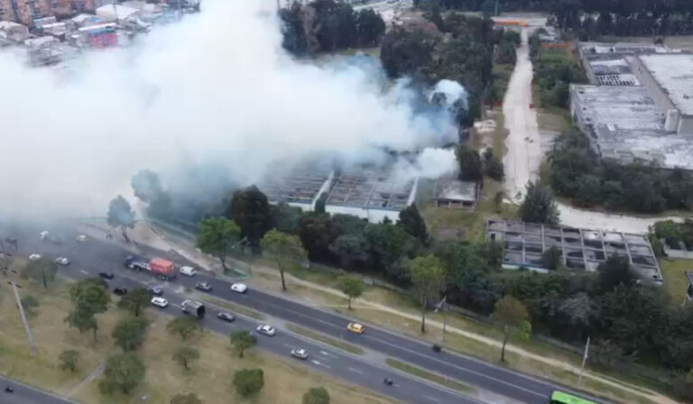 Incendio en la Av. Boyacá este lunes.