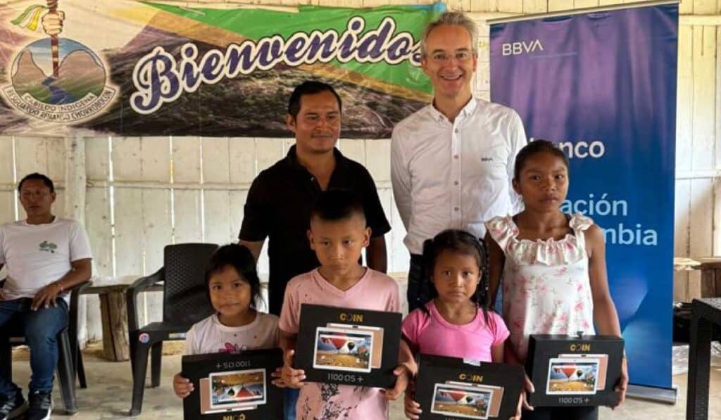 BBVA llega continua llevando educación.