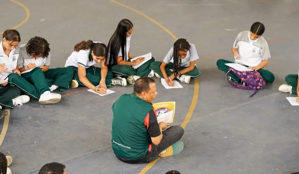 Fondo Porvenir empodera a jóvenes colombianos en educación financiera Povenir educación financiera