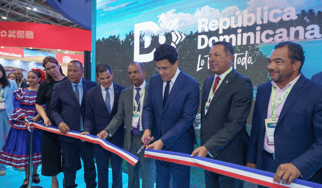 Ministro de Turismo de República Dominicana, David Collado Morales, en inauguración de stand en Feria Anato. Foto: República Dominicana.