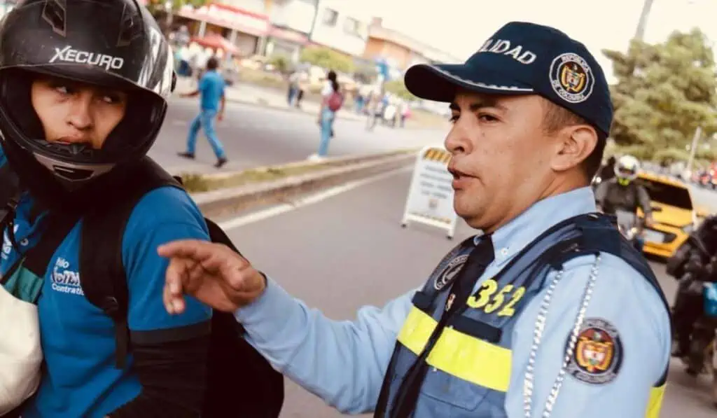 Colombia registra leve reducción de muertes en vías a febrero; cifras siguen altas Agentes de tránsito