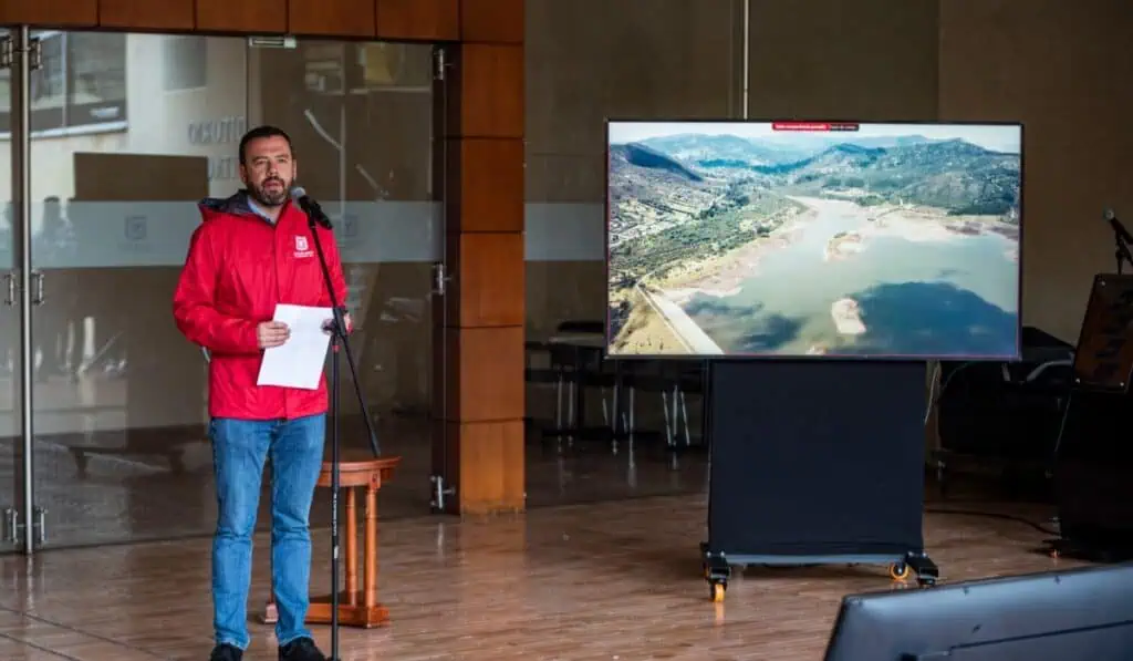 Galán destaca reducción de consumo de agua en Bogotá, pero mantiene racionamiento Alcalde Galán sobre medidas de racionamiento en la ciudad