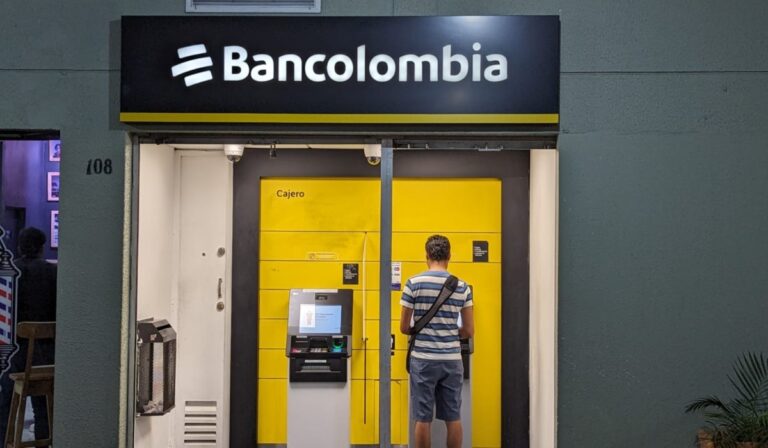 retirar plata de cajeros automáticos en Colombia