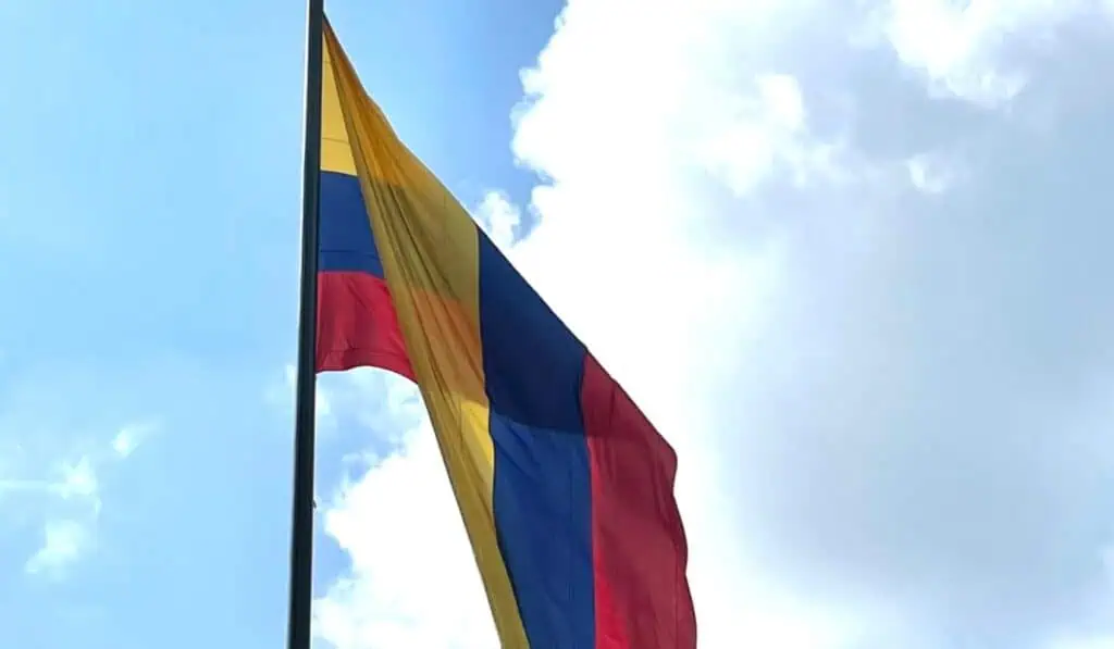 Así están las apuestas para el crecimiento de la economía del primer trimestre del 2024 Bandera de Colombia