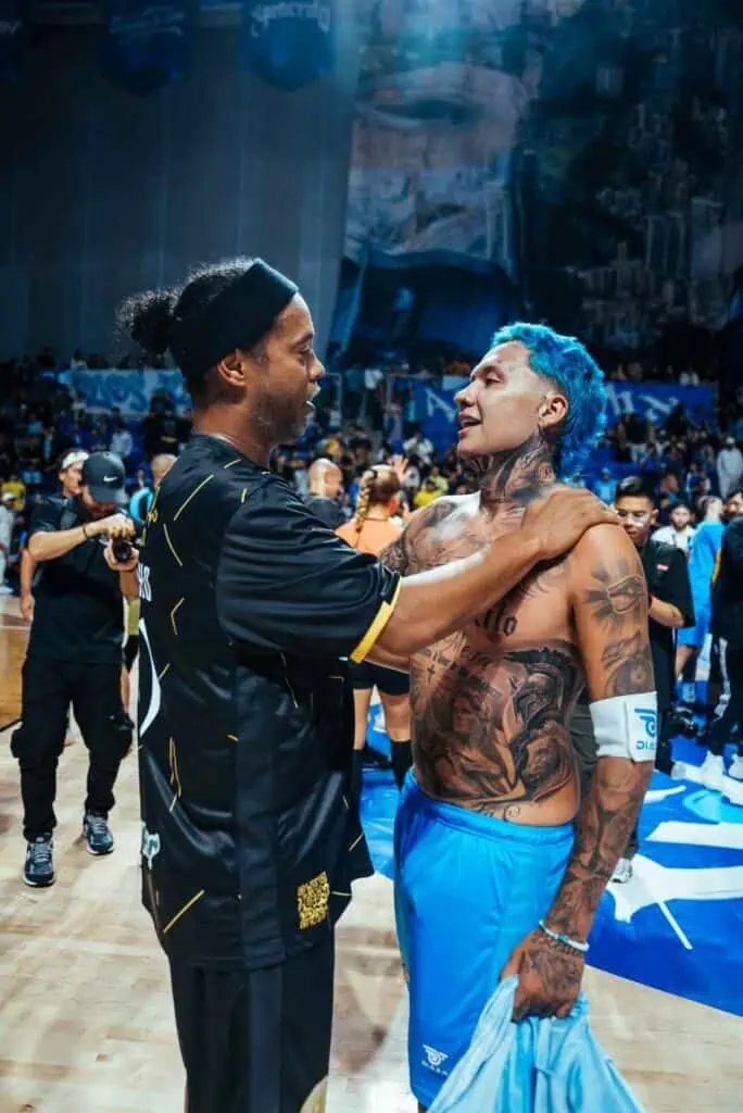 Blessd y Ronaldinho jugarán partido en el marco del lanzamiento de lo nuevo del artista colombiano El encuentro entre Bless y Ronaldinho se dará en Medellín